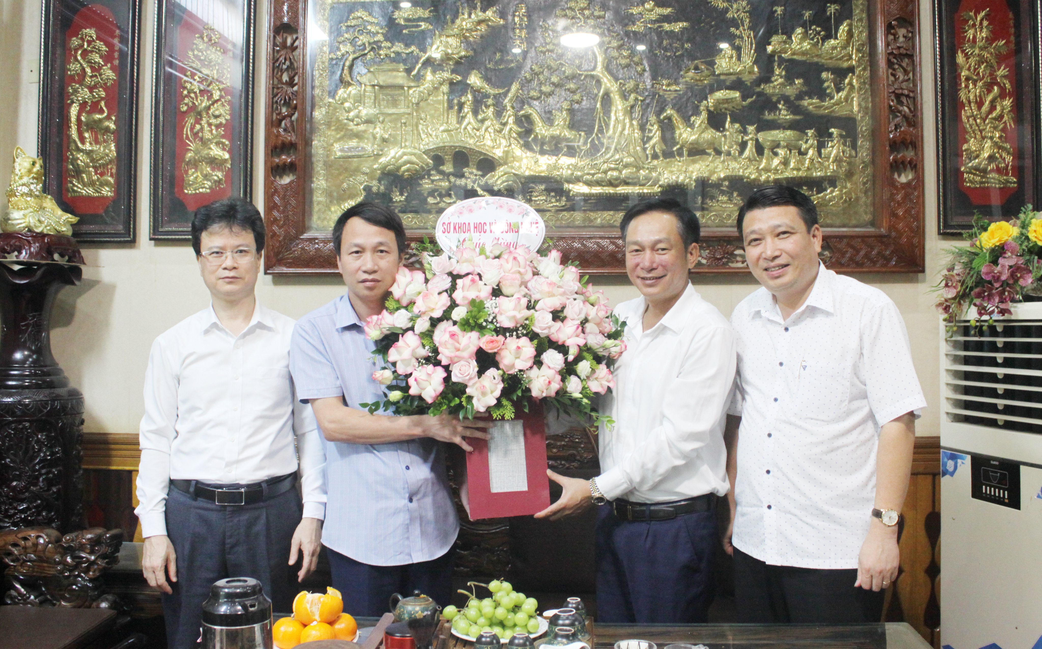 Sở Khoa học và Công nghệ tặng hoa doanh nghiệp nhân ngày Doanh nhân Việt Nam