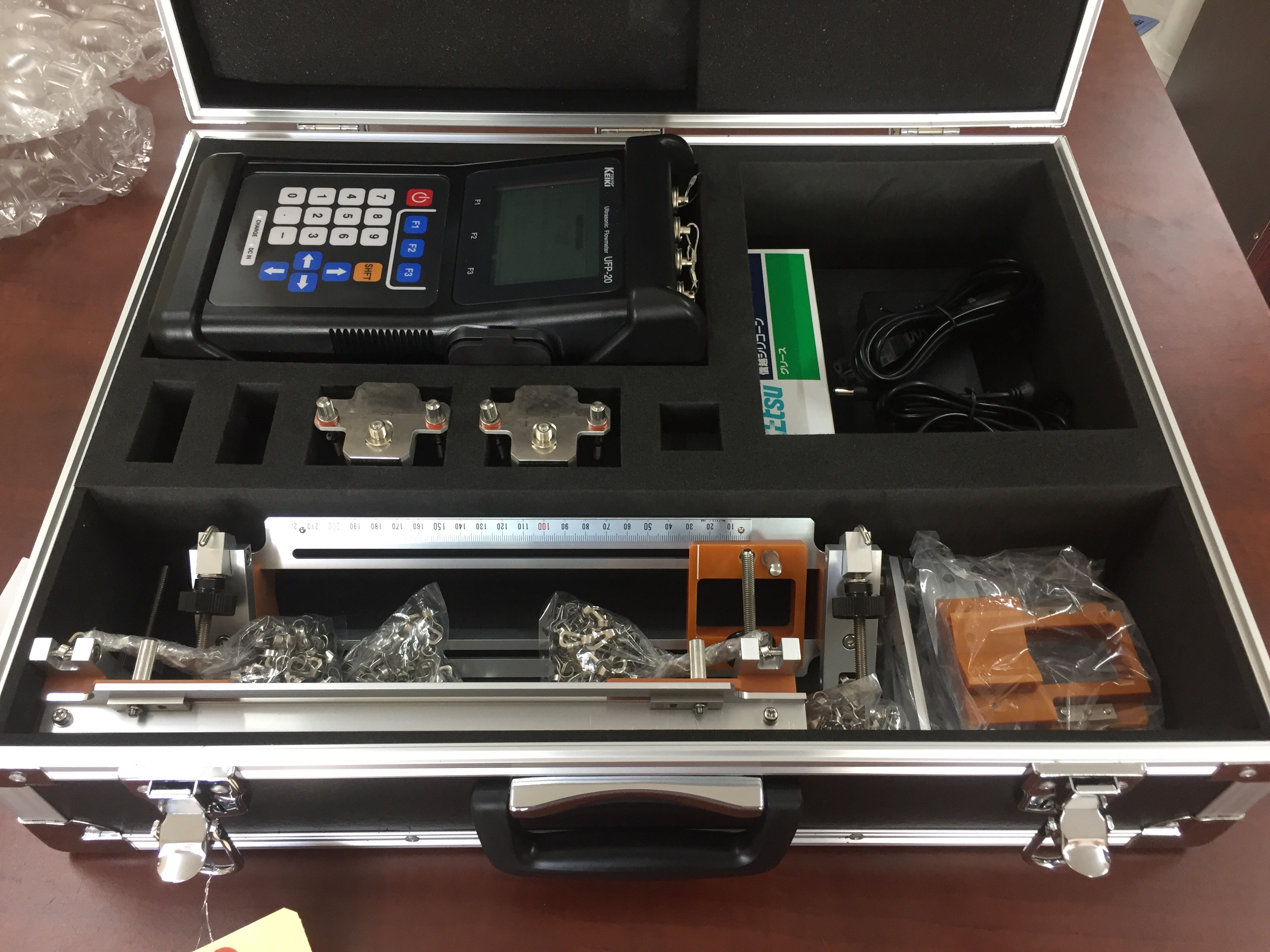 Đồng hồ lưu lượng siêu âm dạng cầm tay - Ultrasonic Flow Meter